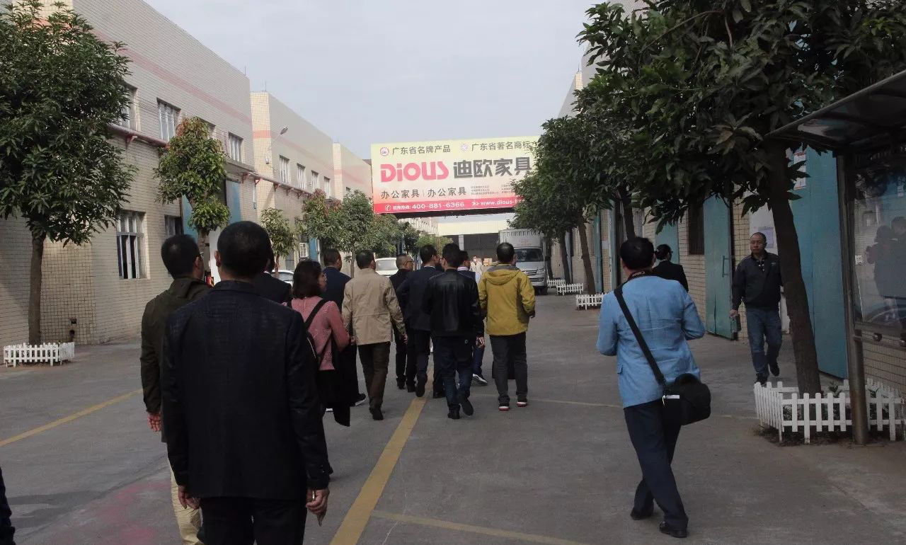 成都市家具行業(yè)商會中山考察團蒞臨迪歐家具參觀交流