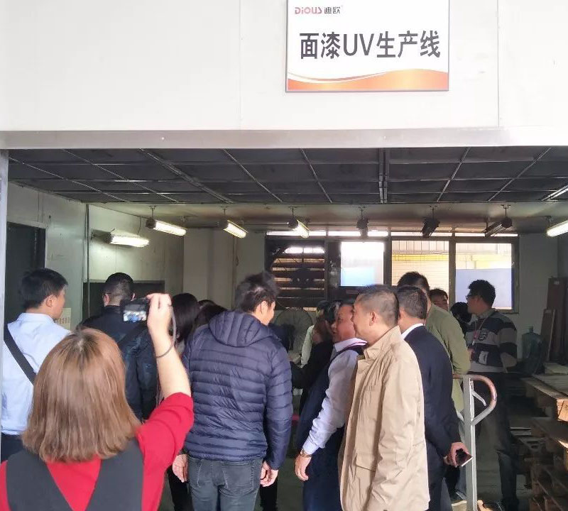 考察團參觀UV漆噴涂生產線
